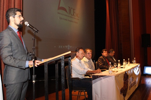 O coordenador da Escola de Contas e Capacitação Professor Pedro Aleixo, Gustavo Terra Elias, representou o presidente do TCEMG, Conselheiro Sebastião Helvecio